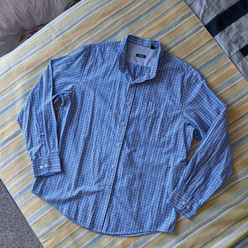 ✨ Izod blue plaid button up size Large